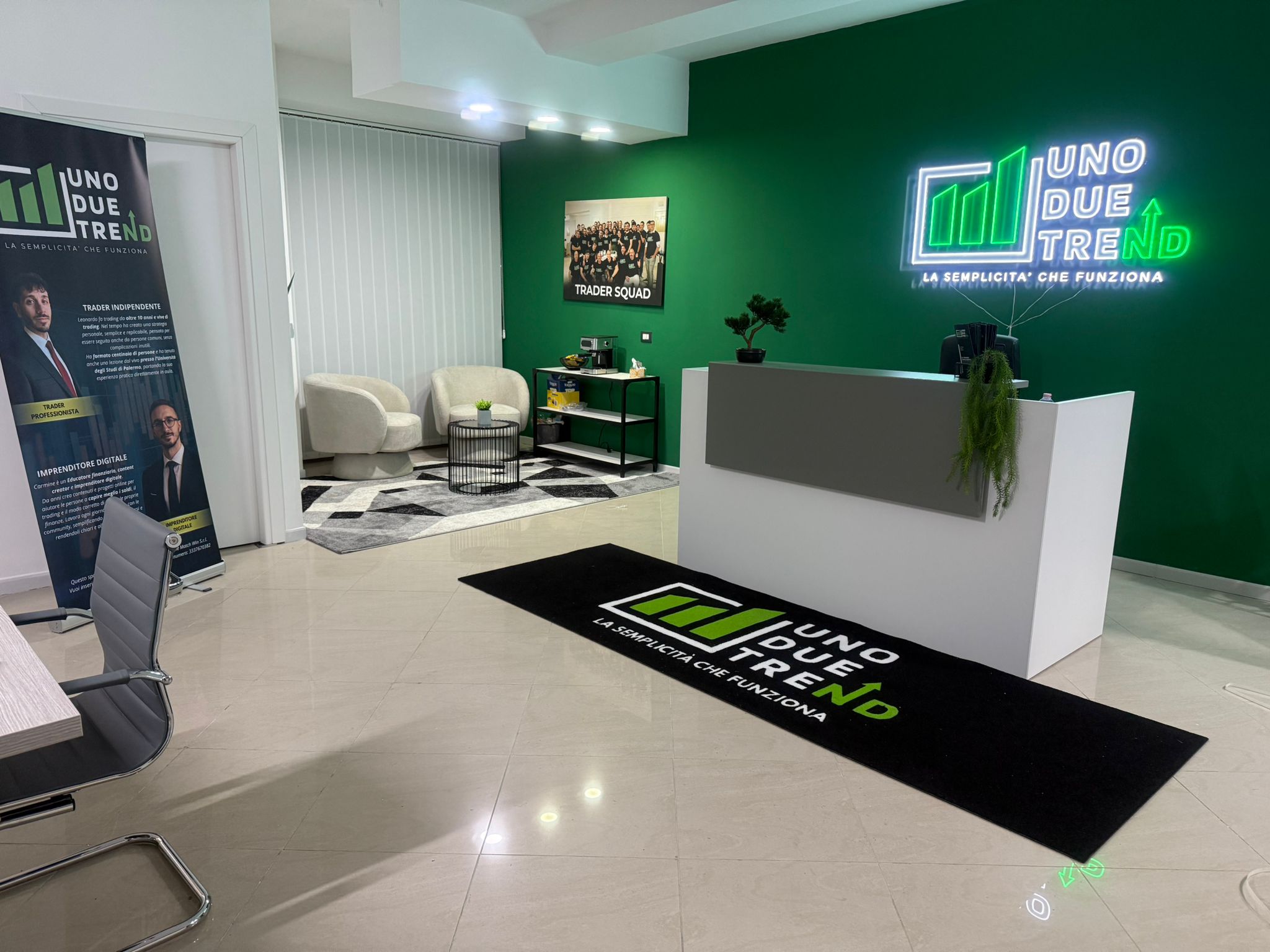 Area reception completa con foto Trader Squad e zona attesa