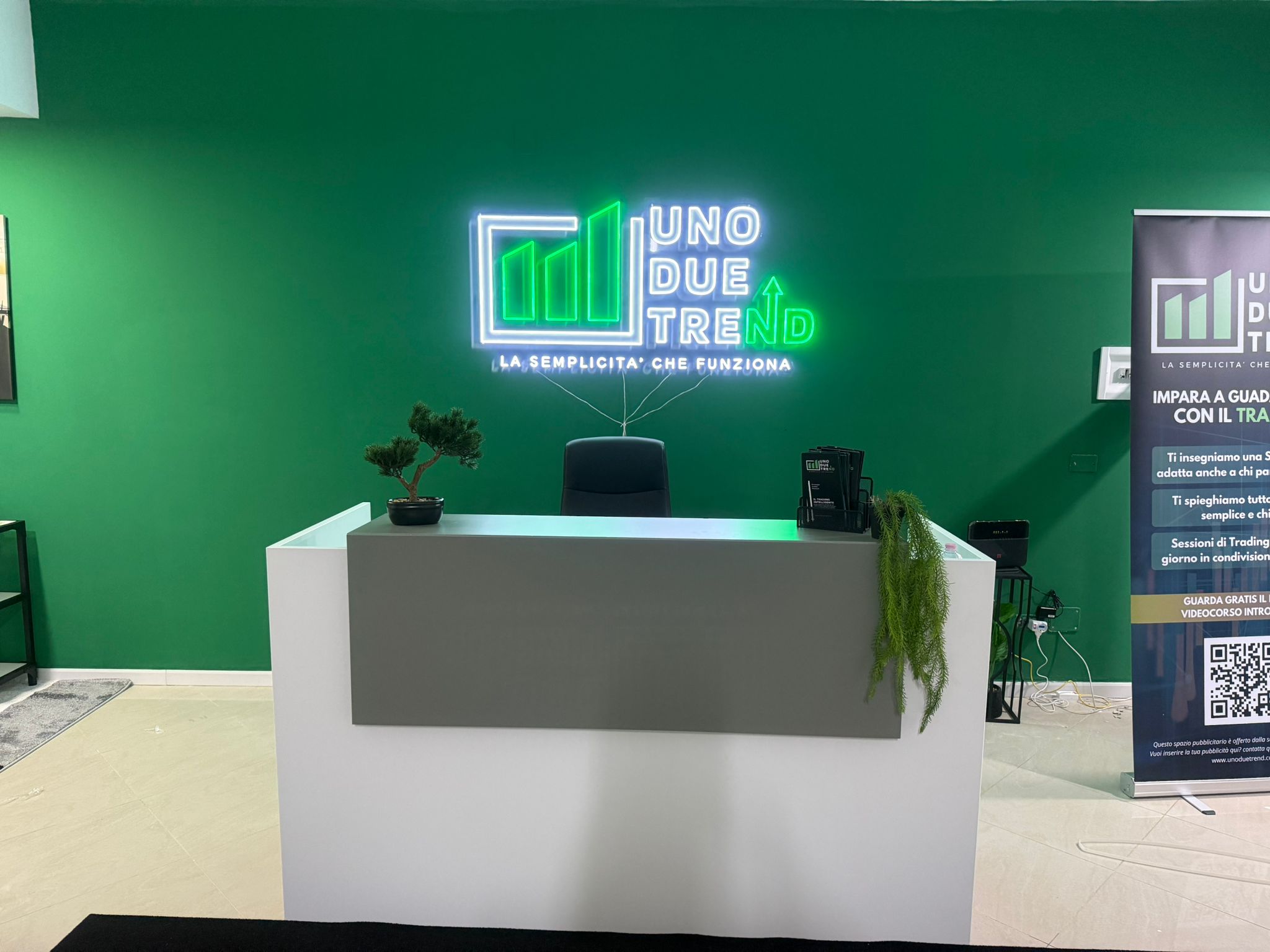 Reception con insegna neon Uno Due Trend
